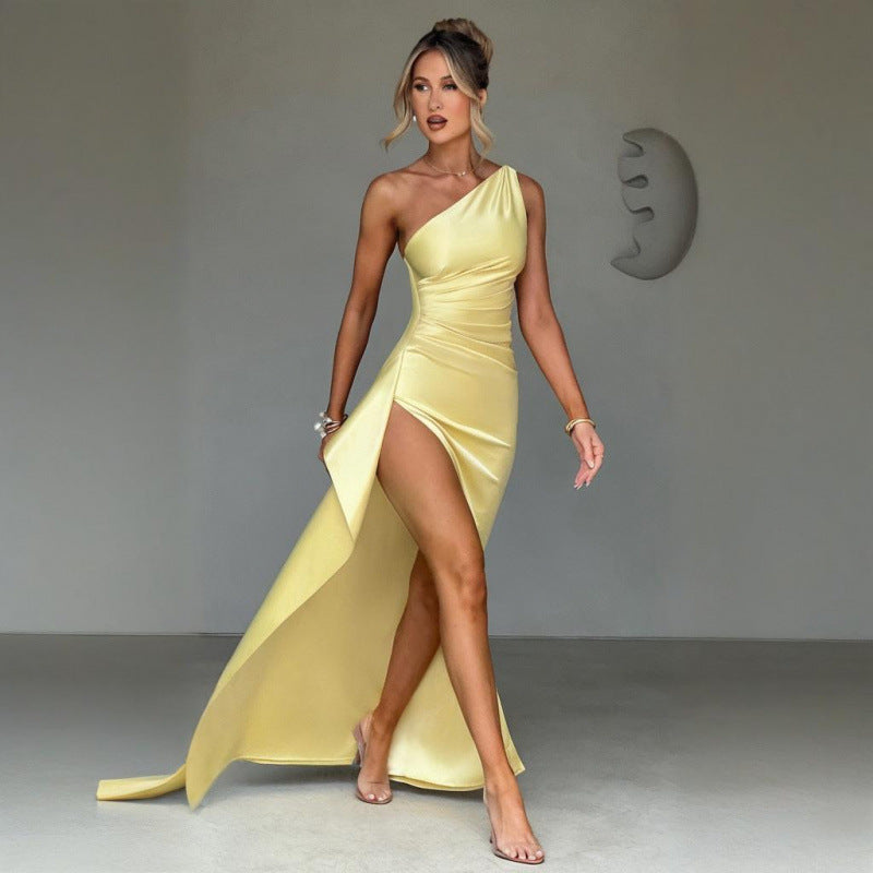 Satène — Ein-Schulter Satin Hochgeschlitztes Maxikleid