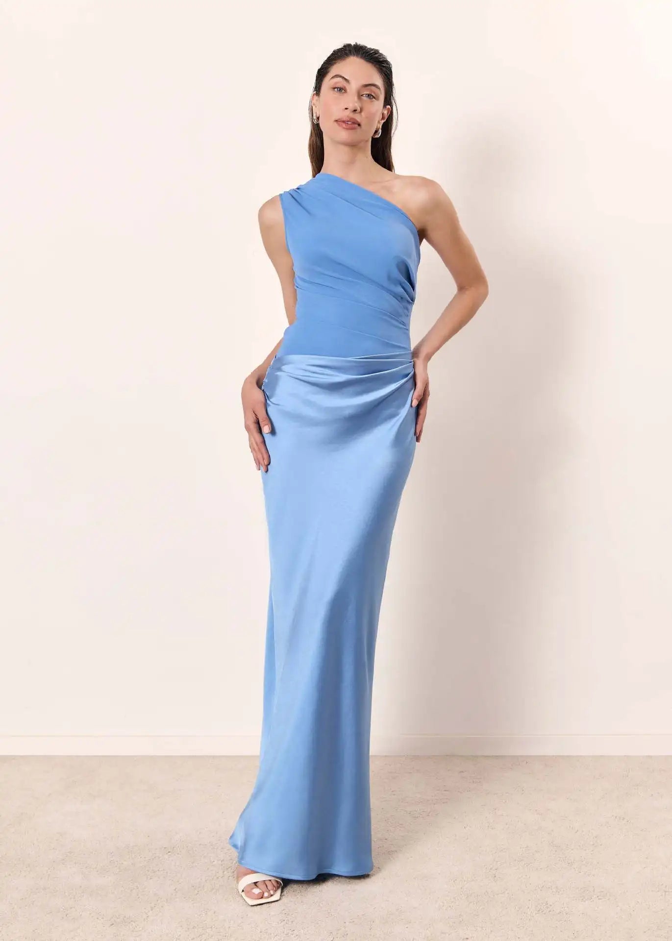 Amber™ – Ein Schulter Satin Maxikleid