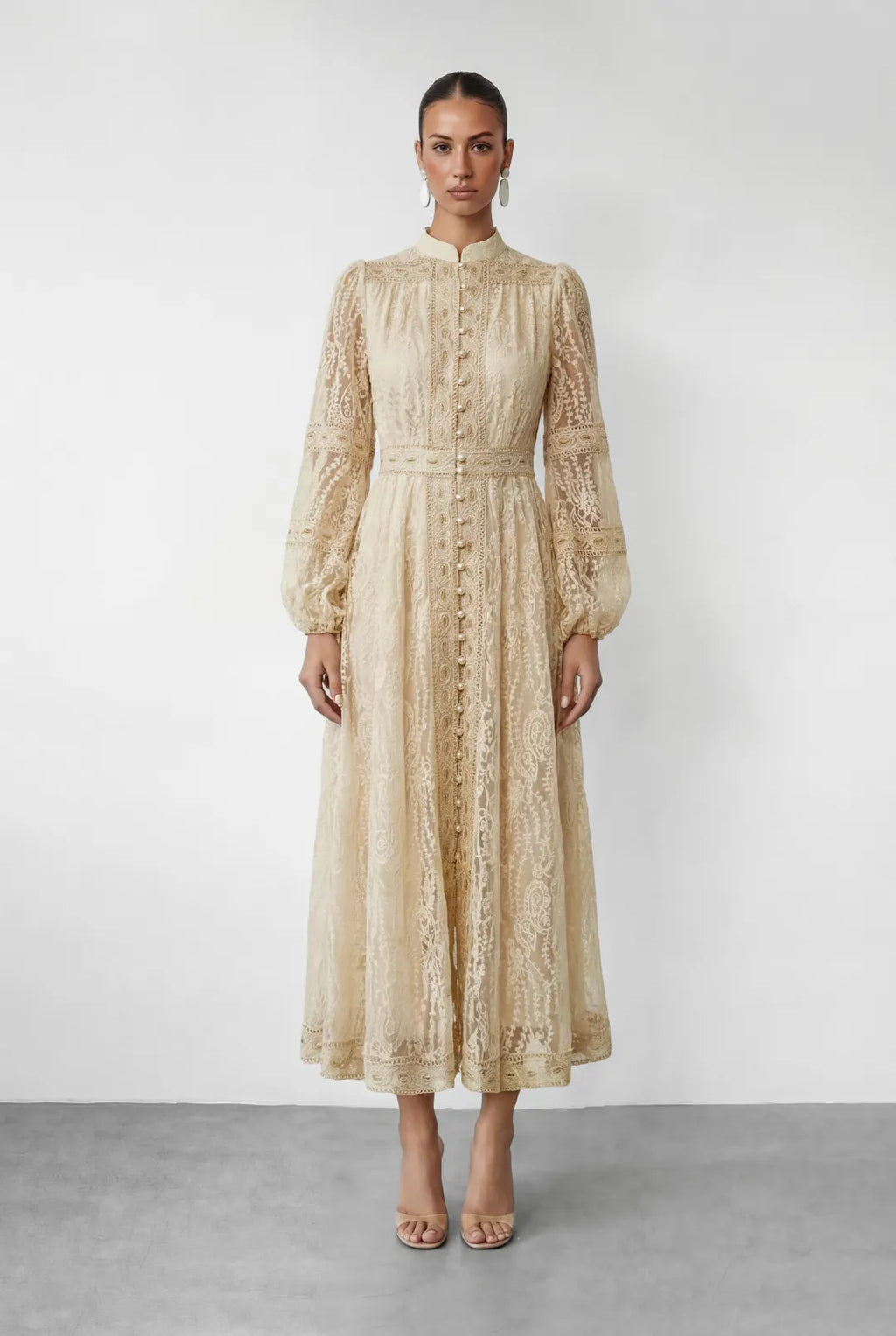 Ivoire — Maxikleid mit Stehkragen aus Spitze