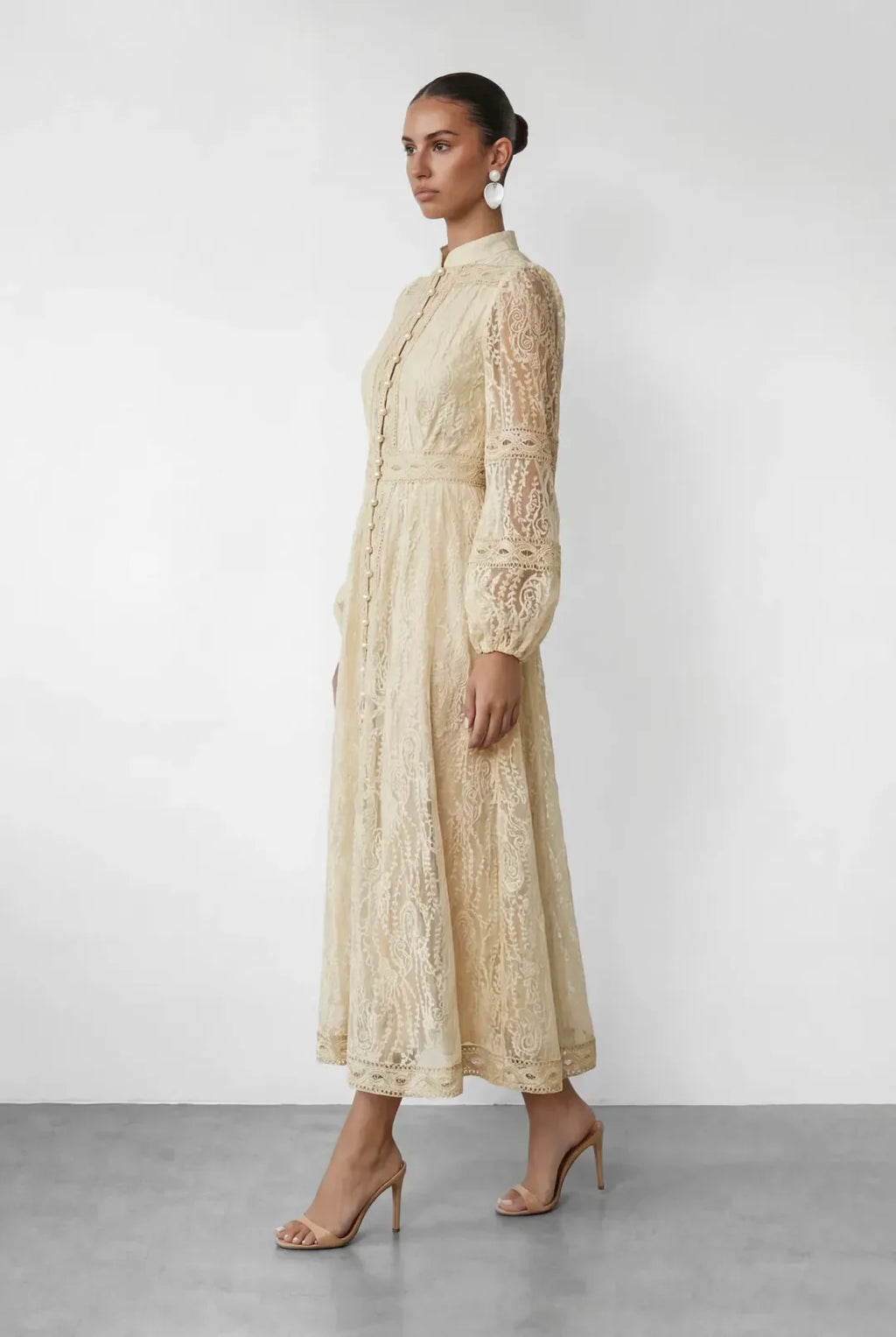 Ivoire — Maxikleid mit Stehkragen aus Spitze